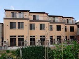 明るい建物の外観