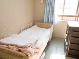 居室のベッドと窓