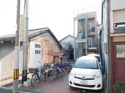 建物と駐車場の外観