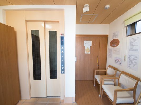 待合室のエレベーター 