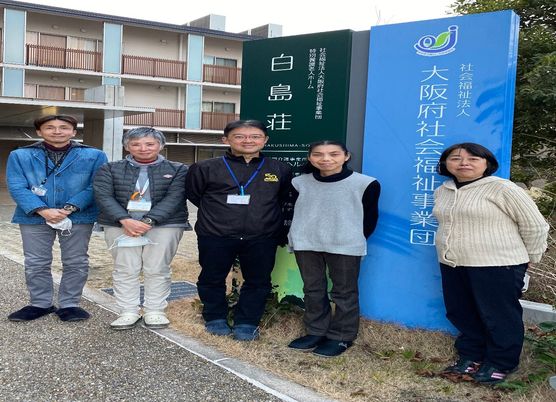 5人グループの看板前