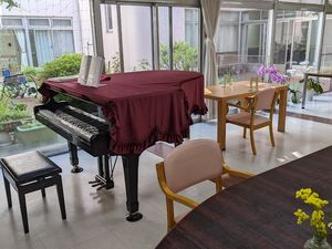 明るいピアノのある室内  