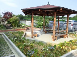花壇のある庭の東屋  