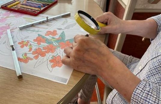 手作業で芸術を楽しむ様子
