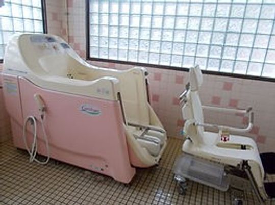 快適な入浴設備の浴室  