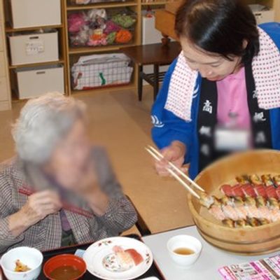 食事を楽しむ人々の居室