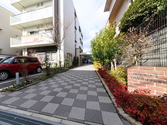 明るいエントランス通路