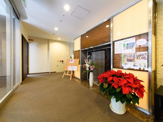 廊下に掲示物と花
