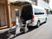 送迎車と昇降機の外観  