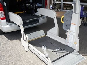 車椅子用リフト付き車両の外観  