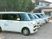 送迎車が並ぶ外観  
