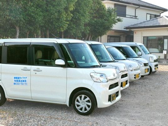 送迎車が並ぶ外観  