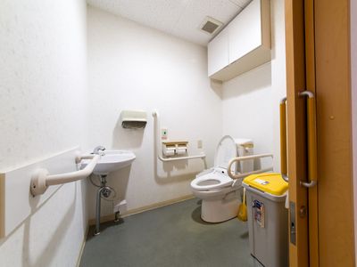 バリアフリー設計のトイレ