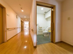 清潔な廊下とトイレの扉