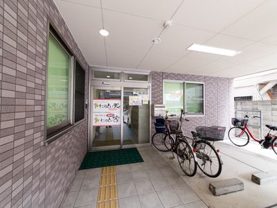 明るい施設のエントランス