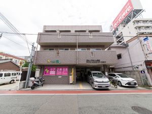 建物正面の外観
