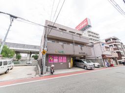 都会の中のビル外観