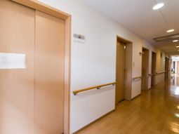 清潔な廊下と部屋の入口