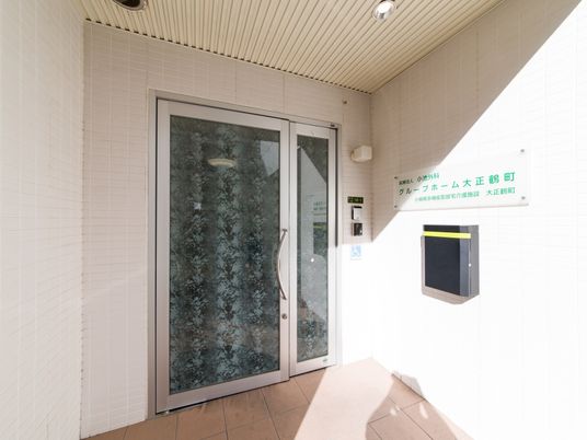 白壁のエントランス入口