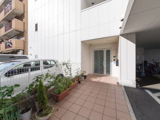 植物が飾られた建物入口