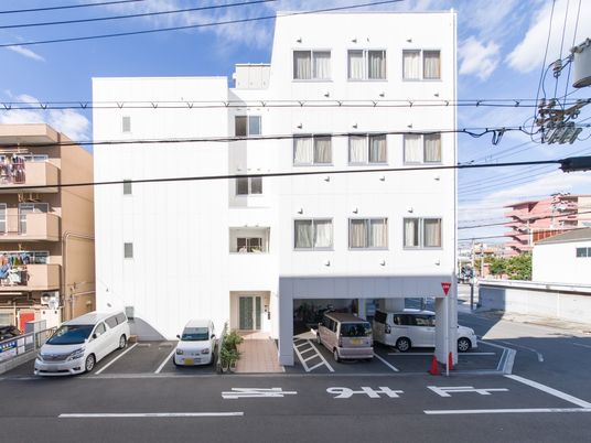 清潔感のある白い外観