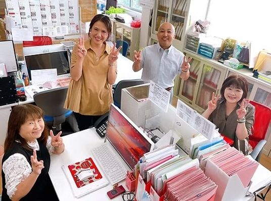 スタッフが並ぶ受付  