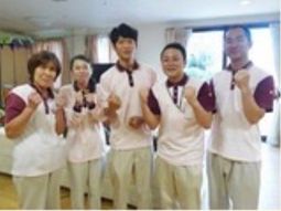 スタッフの笑顔とポーズ