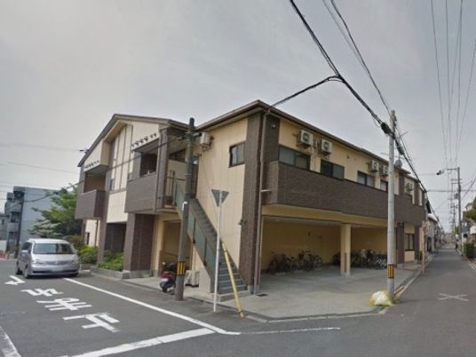 落ち着いた色合いの外観