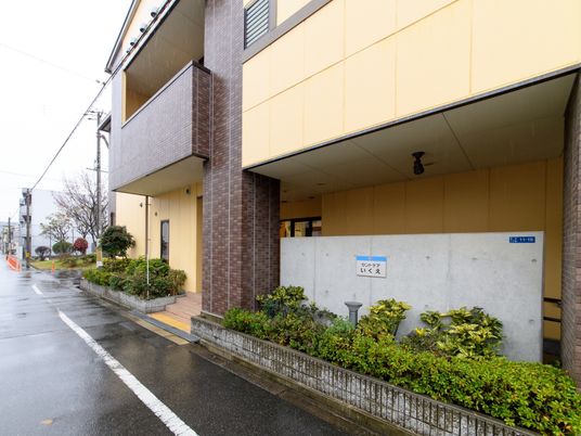 エントランス横の外観
