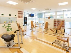 機能訓練室の明るい空間  