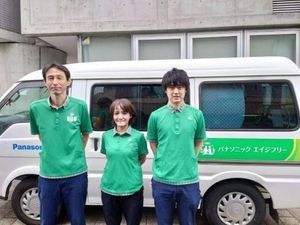 送迎車前のスタッフ  
