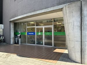 明るい玄関前の外観  