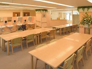 明るい食堂の広い空間  