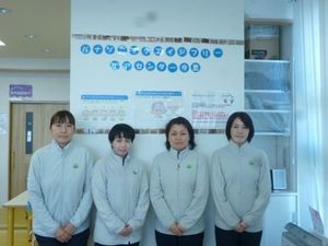 スタッフが並ぶ受付前  