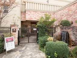 落ち着いた雰囲気のエントランス