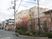 街角にある落ち着いた建物