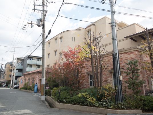 街角にある落ち着いた建物