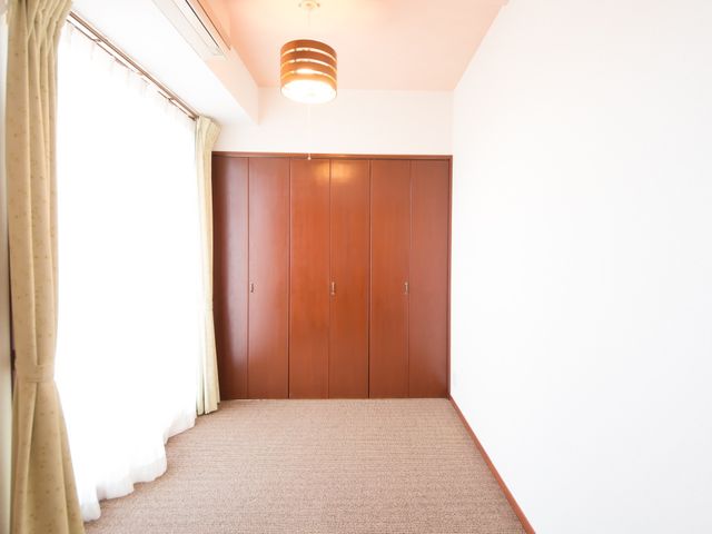 明るい居室の一角 居室 広々とした空間で日差しが差し込む居室です。ゆったりと過ごせる環境を整えております。