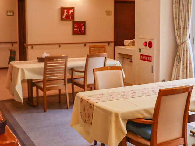明るい居心地のダイニングルーム レストラン 日差しが差し込むダイニングルームでは、居心地の良い雰囲気の中でお食事をお楽しみいただけます。大きな窓からは陽光が満ち、癒しの時間を提供します。