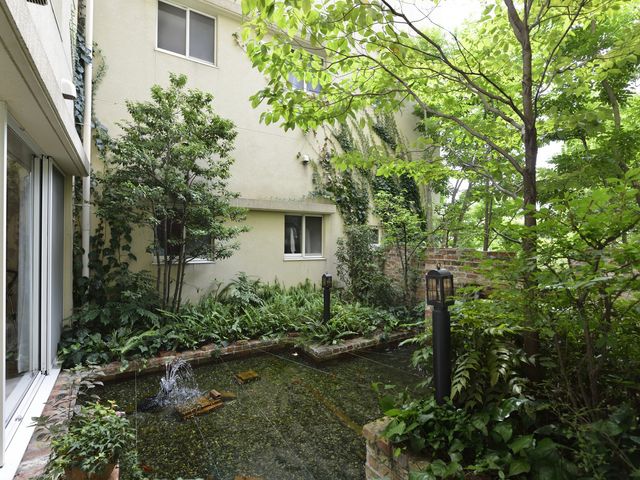 明るい居室の一角 中庭 窓から自然光が差し込む居室です。ゆったりとした時間をお過ごしいただけるよう、家具も配慮されています。