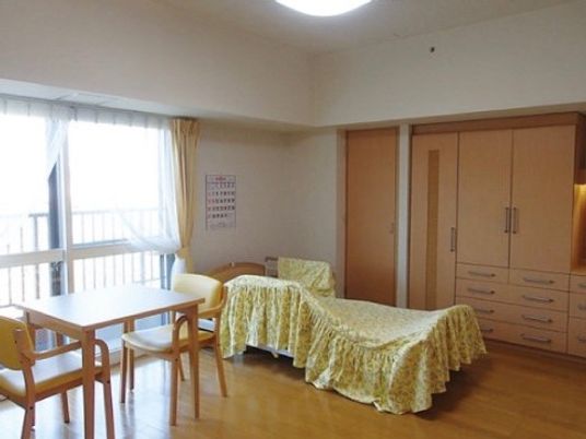 明るく広々とした居室