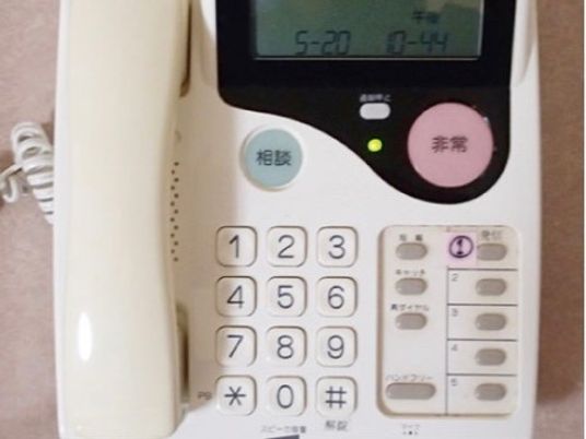 大きなボタンの電話機