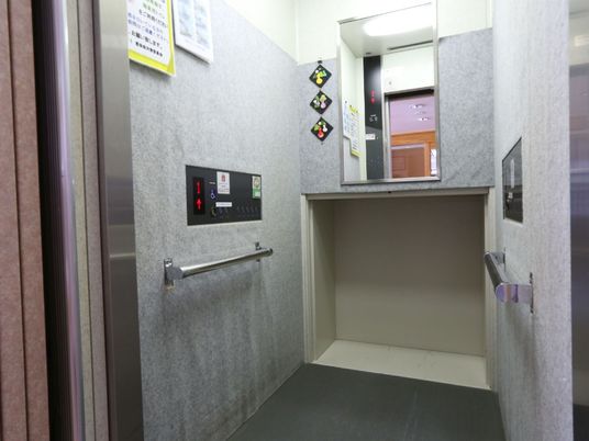手すり付きエレベーター内
