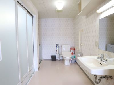 広々とした清潔な浴室