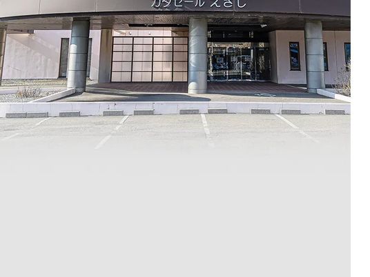 建物正面の入口  