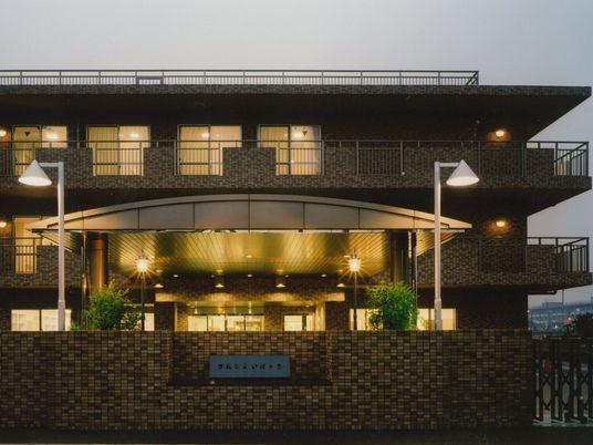 夜の建物外観  