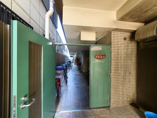 廊下の自転車置場