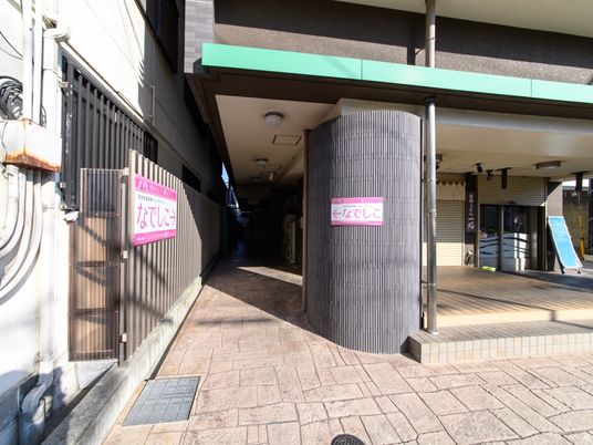 エントランスの看板が目印