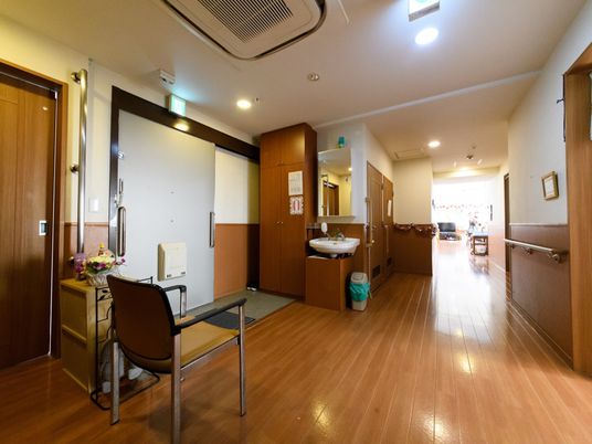 廊下の手すりと洗面台