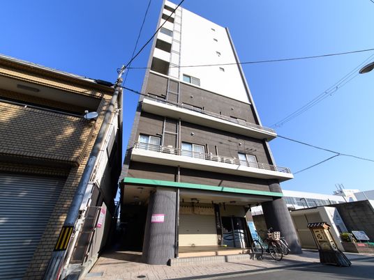 都心部のモダンな外観
